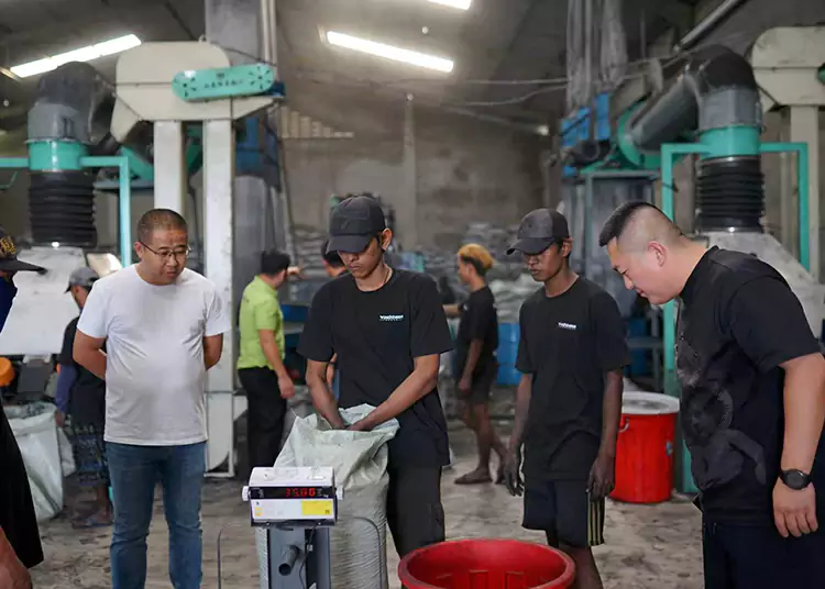 Malalim na Pagbisita sa Pabrika ng Mga Kliyente sa Indonesia para sa Coconut Shell Activated Carbon: Pagsaksi sa Lakas ng Produksyon at Katapatan ng Pakikipagtulungan